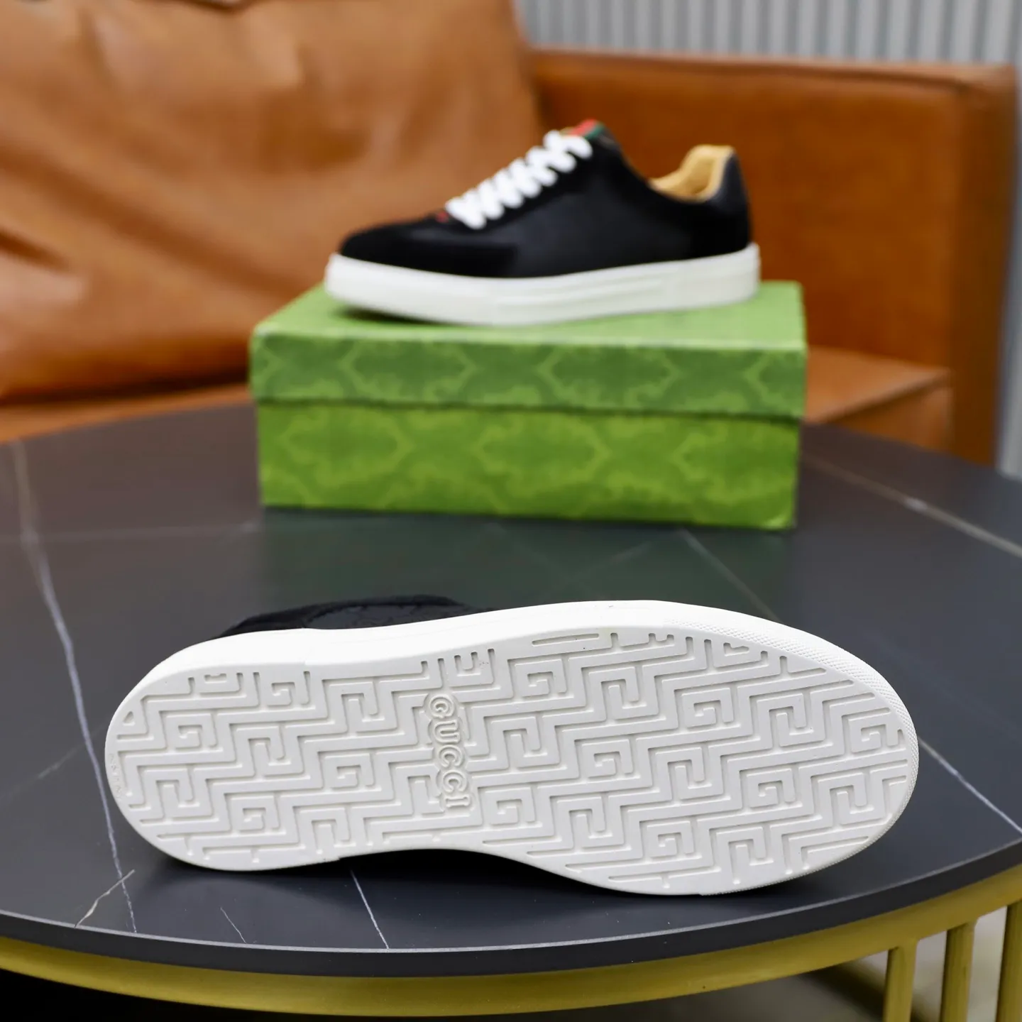 Ex-factory price: 380💰🙅‍♂️🙅‍♂️🙅‍♂️ Brand: Gucci GUCCi Standard code: 38-44 (45 customized) Grade: Same as the official website Material: Original leather splicing Comfortable and breathable sheepskin lining Original wear-resistant outsole Style category: Men's fashionable casual shoes Running sneakers Distinguished luxury brand elements Top luxury Color: actual picture color